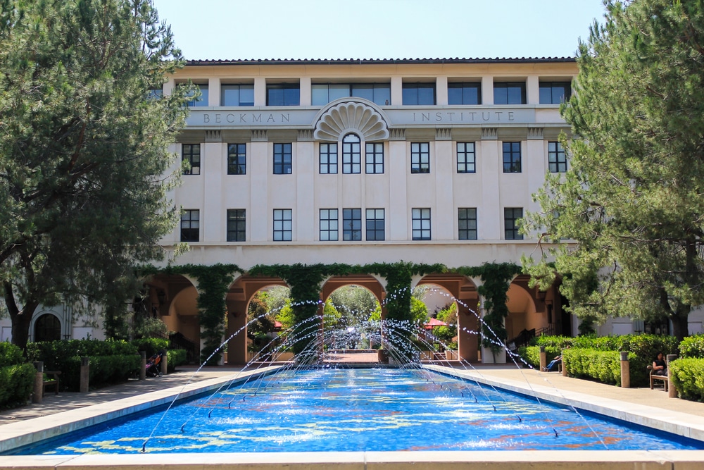 View of CALTECH building with a pond near the facade.