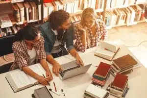 Young woman teaching kids in a library.