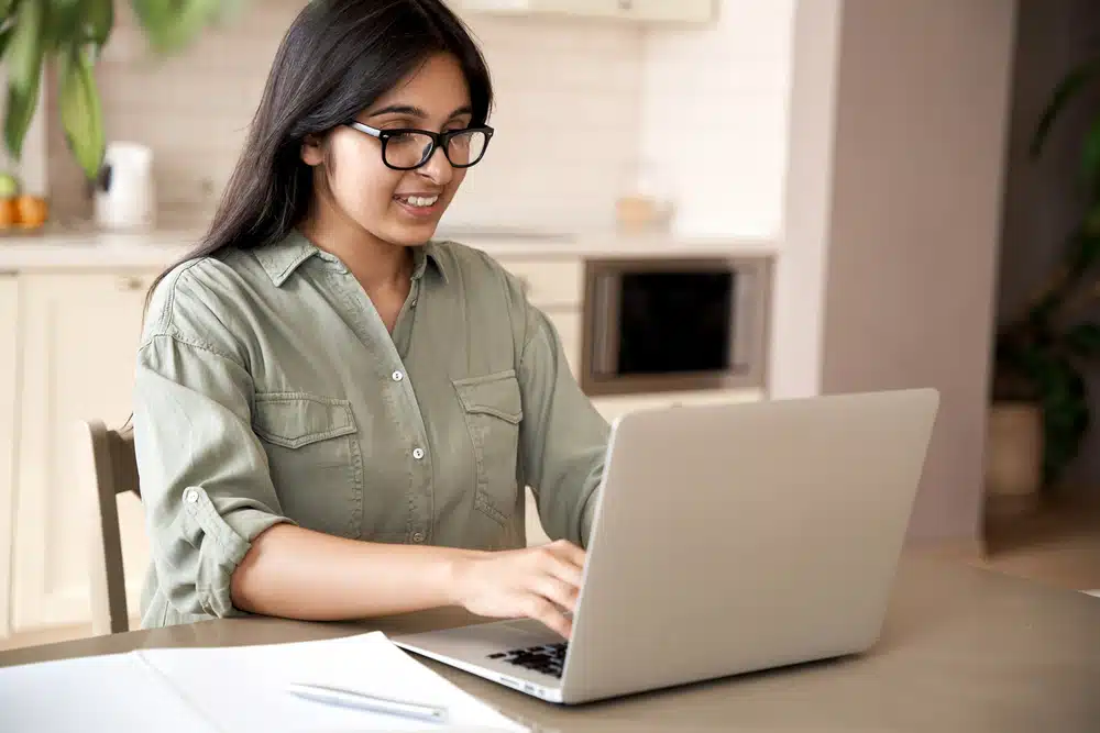 A female student doing her letters of recommendation on the laptop