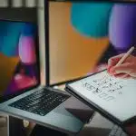 Student checks off tasks on a digital checklist for meeting Early Action and Early Decision deadlines.