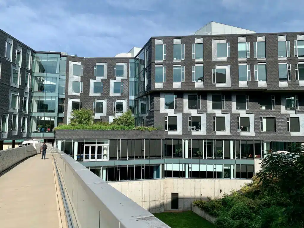 Modern academic building on Carnegie Mellon University’s campus in Pittsburgh, Pennsylvania, showing where Carnegie Mellon University is located.